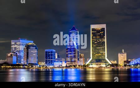 Jacksonville, Floride ville gratte-ciel la nuit. La vue panoramique comprend des gratte-ciels illuminés, dont le Wells Fargo Center et la Bank of America Tower, qui se reflètent dans la rivière Johns Banque D'Images