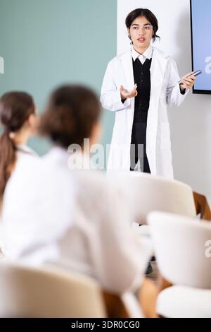 Une conférencière malaisienne assure la formation d'une équipe médicale Banque D'Images