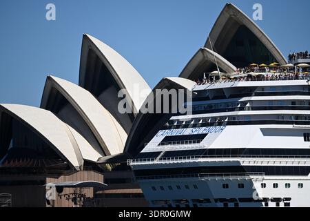 SYDNEY - Jan 07 2026 : passagers à bord d'un bateau de croisière regardant l'Opéra de Sydney dans le port de Sydney en Australie. Plus de 300 bateaux de croisière visitent Sydney en Nouvelle-Galles du Sud Banque D'Images