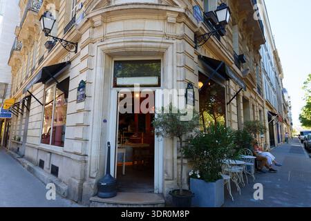 Paris, France-07 juin 2024 : la boulangerie et pâtisserie française traditionnelle Invalides située avenue Villars dans le 7ème arrondissement de Paris. Banque D'Images