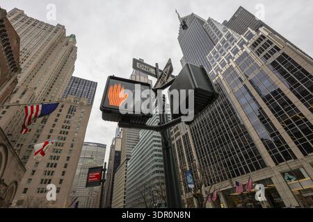 Vue panoramique sur les gratte-ciels de Manhattan et l'hôtel Waldorf Astoria derrière un signal piétonnier « Don't Walk » sur Park Avenue, New York. Banque D'Images