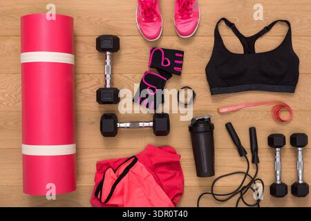 Équipement de fitness et équipement d'entraînement disposés sur plancher en bois avec des détails lumineux Banque D'Images