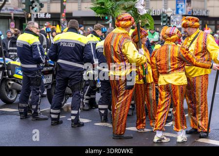 Rosenmontagszug in Düsseldorf, Einsatzkräfte, sichern, begleiten den Umzug, BEI teils starkem Regen, NRW, Deutschland Rosenmontag dus *** Rosenmontag parade in Düsseldorf, services d'urgence, sécurisé, accompagner le défilé, par forte pluie, NRW, Allemagne Rosenmontag dus Banque D'Images