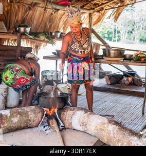 29 février 2024, Panama central : les femmes de la tribu Embera préparent un repas traditionnel pour les touristes Banque D'Images