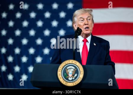 Le président Donald J. Trump se tient devant un grand drapeau américain en toile de fond alors qu’il s’adresse aux militaires et à leurs familles à Fort Bragg en Caroline du Nord le 13 février 2026. Image reproduite avec l'aimable autorisation de la Maison Blanche. Banque D'Images