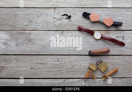 Collection d'articles Vintage sur une table en bois avec une montre et noeud papillon en vue Banque D'Images