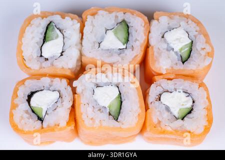 Petits pains de sushi de fête organisés pour le partage sur un plateau, énergie de nourriture de doigt, ambiance de célébration lumineuse, bouchées accessibles pour les rassemblements et les réceptions, festiv Banque D'Images
