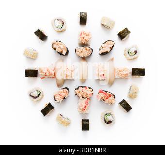 Variété de Sushi Rolls et morceaux disposés sur une surface blanche pour servir Banque D'Images