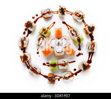 Rouleaux de sushi disposés dans un motif circulaire avec des sauces et des garnitures dans un cadre lumineux Banque D'Images