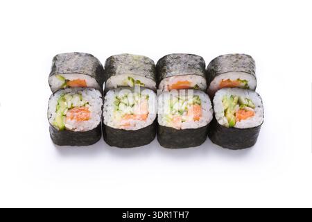Sushi Rolls disposés en ligne prêts à être servis dans un cadre simple Banque D'Images