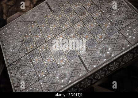 Damas, Syrie. 10 décembre 2025. Détail en gros plan d'une boîte de backgammon en bois en mosaïque faite à la main à l'intérieur de l'atelier de l'artisan syrien Abu Toni, Bab To Banque D'Images