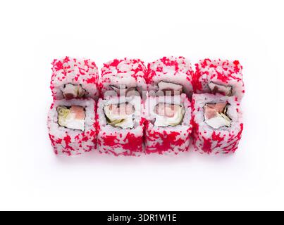 Rouleaux de Sushi lumineux sur un fond blanc avec des garnitures colorées prêtes pour un repas Banque D'Images