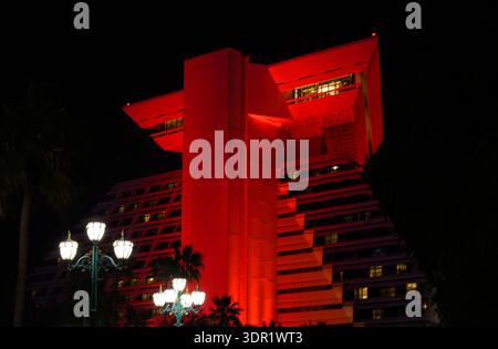 Doha. 16 février 2026. Cette photo prise le 16 février 2026 montre le Sheraton Grand Doha Resort & Convention Hotel illuminé pour célébrer le nouvel an chinois à Doha, au Qatar. Crédit : Nikku/Xinhua/Alamy Live News Banque D'Images