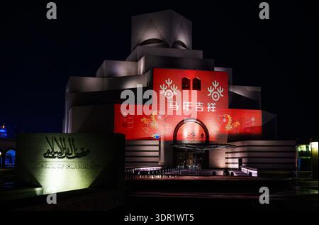 Doha. 16 février 2026. Cette photo prise le 16 février 2026 montre le Musée d'Art islamique illuminé pour célébrer le nouvel an chinois à Doha, Qatar. Crédit : Nikku/Xinhua/Alamy Live News Banque D'Images