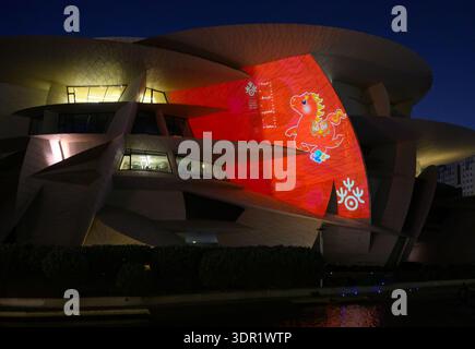 Doha. 16 février 2026. Cette photo prise le 16 février 2026 montre le Musée national du Qatar illuminé pour célébrer le nouvel an chinois à Doha, Qatar. Crédit : Nikku/Xinhua/Alamy Live News Banque D'Images