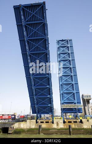 Vue détaillée d'un pont-levis bleu surélevé sous un ciel dégagé, port de Zeebruges, Zeebruges, Flandres, Belgique Banque D'Images