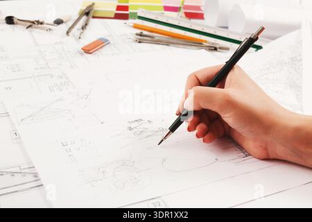 Collage créatif de conception travaillez dans un ensemble de mises en plan et d'esquisses sur un espace de travail Banque D'Images
