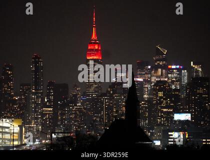 New York, États-Unis. 16 février 2026. L'Empire State Building est illuminé en rouge pour célébrer le nouvel an chinois à New York, aux États-Unis, le 16 février 2026. Crédit : Zhang Fengguo/Xinhua/Alamy Live News Banque D'Images