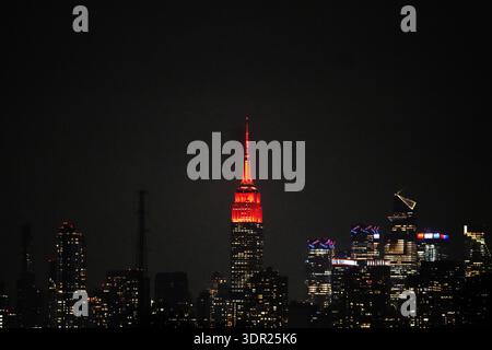 New York, États-Unis. 16 février 2026. L'Empire State Building est illuminé en rouge pour célébrer le nouvel an chinois à New York, aux États-Unis, le 16 février 2026. Crédit : Zhang Fengguo/Xinhua/Alamy Live News Banque D'Images
