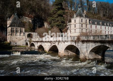 Pont coudé avec la Dronne en crue, Brantôme en Périgord ; département de la Dordogne, France Banque D'Images