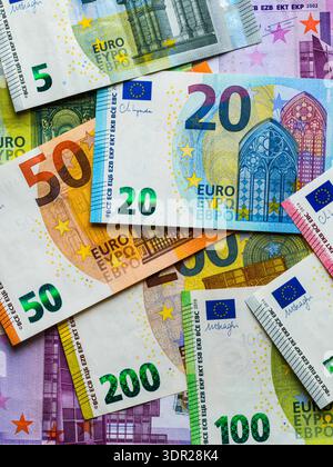 Gros plan sur les billets en euros de différentes coupures, symbolisant l'économie européenne, la finance, la banque, l'épargne, et des concepts monétaires Banque D'Images