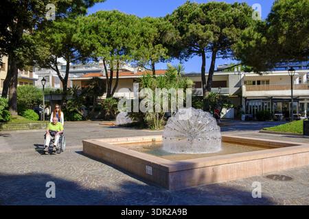 Zone piétonne, fontaine dans le parc Marchesan, Grado, Julian Friuli, mer Adriatique, Italie Banque D'Images