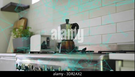 Pot moka en aluminium terni assis sur la cuisinière à gaz inoxydable au comptoir de la cuisine, avec recouvrement sarcelle Banque D'Images