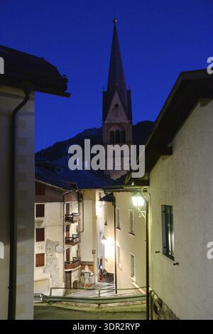 Pieve di Livinallongo, le soir Banque D'Images