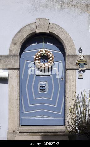 Porte avec décoration de Pâques Banque D'Images