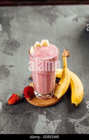 Smoothie à la fraise et à la banane dans un grand verre Banque D'Images