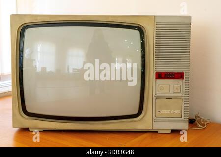 Vieille télé sur table. Télévision vintage à la maison. Ukraine, Kiev - 27 mars 2024 Banque D'Images
