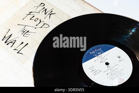 'Pink Floyd' - couverture de l'album LP 'The Wall' et disque vinyle, isolé sur fond blanc vierge, prise de vue en haut angle Banque D'Images