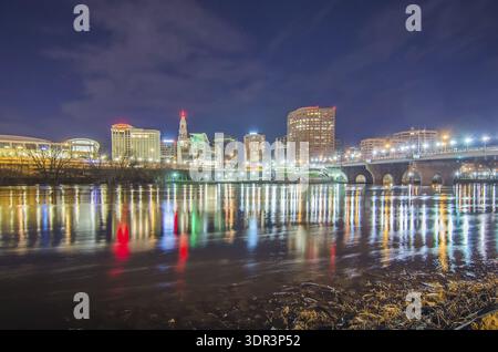 Centre-ville de Hartford Connecticut au crépuscule de l'autre côté de la rivière Connecticut Banque D'Images