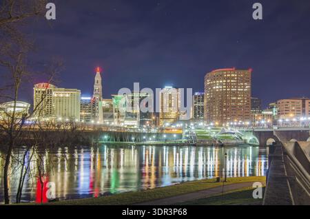 Centre-ville de Hartford Connecticut au crépuscule de l'autre côté de la rivière Connecticut Banque D'Images