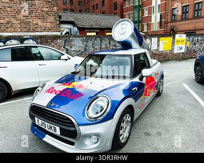 Manchester, Royaume-Uni - 24 janvier 2026 : une Red Bull Mini Cooper de marque avec une grande boîte sur le toit garée dans une rue urbaine de Manchester. Banque D'Images