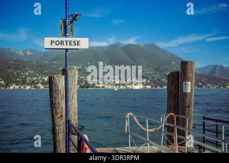 Portese PortÃ s ist ein Ortsteil der Gemeinde San Felice del Benaco am Gardasee in der Provinz Brescia. Der Ort War einst ein kleines Dorf an der Riviera von SalÃ² mit antiken Ursprüngen. Portese *** Portese PortÃ s est un district de la municipalité de San Felice del Benaco sur le lac de Garde dans la province de Brescia L'endroit était autrefois un petit village sur la Riviera de SalÃ² avec des origines anciennes Portese Banque D'Images