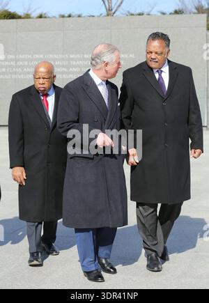 Photo datée du 18/03/15 du député John Lewis, alors prince de Galles (maintenant roi Charles III) et leader des droits civiques Dr Jesse Jackson, lors d’une visite au mémorial Martin Luther King, Washington DC, USA. Le révérend Jesse l Jackson, protégé du révérend Martin Luther King Jr et candidat à deux reprises à la présidence qui a dirigé le mouvement des droits civiques pendant des décennies après l'assassinat du révérend King, est mort à l'âge de 84 ans. Date d'émission : mardi 17 février 2026. Banque D'Images