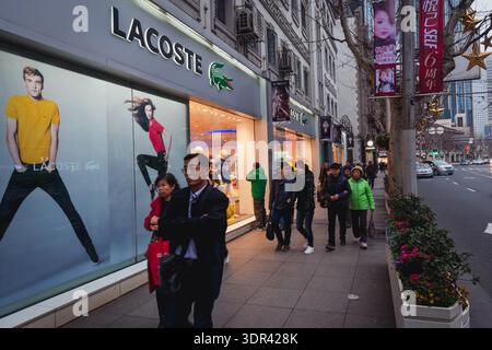 Shanghai, Chine - 23 mars 2013 : magasin Lacoste dans West Nanjing Road, célèbre rue commerçante de Shanghai Banque D'Images