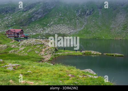 Comté de Sibiu, Roumanie - 6 juillet 2016 : vue depuis la rive du lac Balea à côté de la route Transfagarasan dans les Carpates Banque D'Images