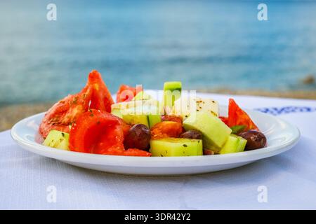 Salade grecque traditionnelle sur table à la taverne de bord de mer. Crète, Grèce Banque D'Images