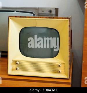 Vieille TV isolée sur table Vintage Television Banque D'Images
