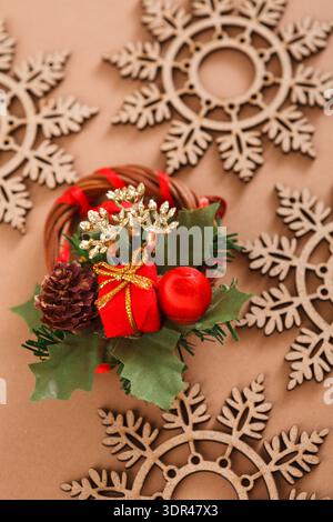 Collage de décorations de vacances avec cadeaux, pommes de pin et flocon de neige sur fond brun Banque D'Images