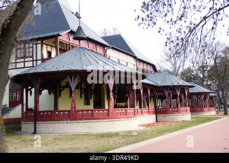 Hôtel joliment décoré sur les rives du lac Palic Subotica dans un bâtiment ancien Banque D'Images
