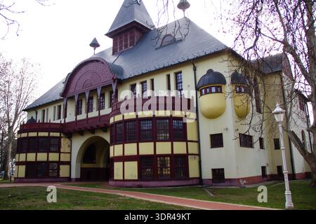 Hôtel joliment décoré sur les rives du lac Palic Subotica dans un bâtiment ancien Banque D'Images