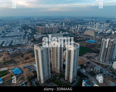 Vue aérienne de gratte-ciel modernes perçant la ligne d'horizon, avec l'étalement urbain s'étendant dans la distance brumeuse, Gurugram, Haryana, Inde. Banque D'Images