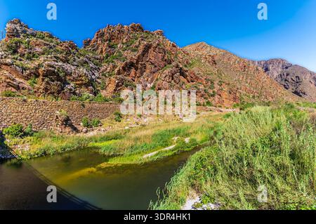 Une vue panoramique de la rivière Cogman dans la gorge de Cogmans Kloof dans la chaîne de montagnes Langeberg près d'Ashton, Afrique du Sud au printemps Banque D'Images