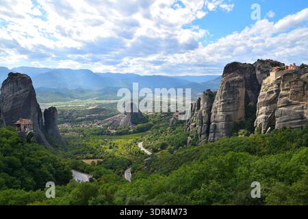 Formations rocheuses spectaculaires et monastères dans les Météores, Grèce Banque D'Images