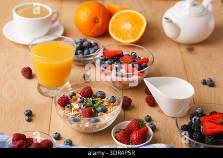 Petit déjeuner composé de fruits, de boissons et de yaourts sur une table en bois le matin Banque D'Images