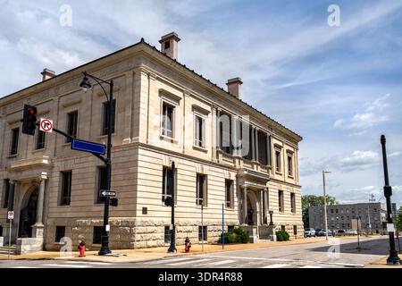 Ancien bâtiment de la bibliothèque publique de Kansas City dans le Missouri. L'architecture néoclassique historique comprend des blocs de pierre massifs et des colonnes ioniques à un coin de rue du centre-ville sous un ciel bleu Banque D'Images