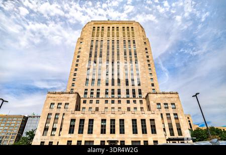Hôtel de ville du Kansas dans le Missouri. Le bâtiment historique du gouvernement Art déco présente une grande façade en calcaire et des fenêtres verticales sous un ciel bleu avec des nuages Banque D'Images